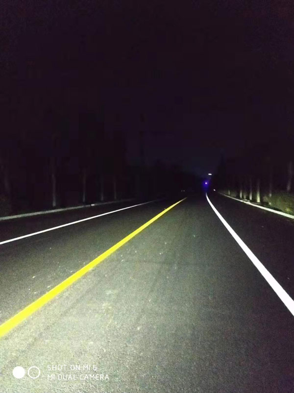 雙組份標線夜間反光效果