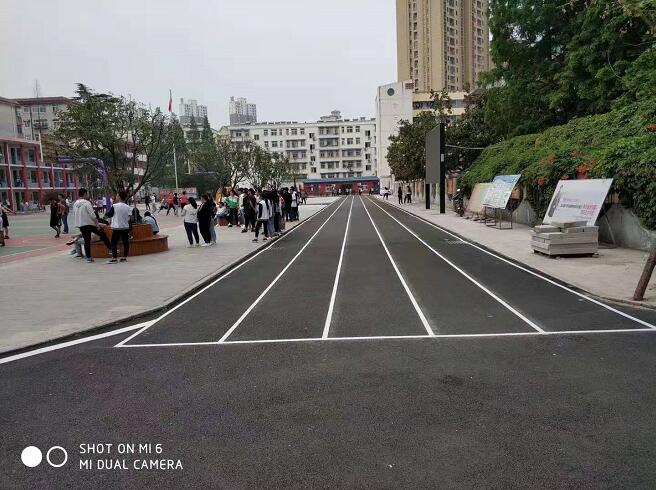 市中學(xué)百米跑道和停車(chē)位施工